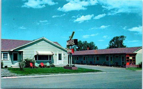 Wyoming Postcard Holiday Motel Sheridan Ave Cody WY Sign Metal Chairs Vintage - Picture 1 of 2