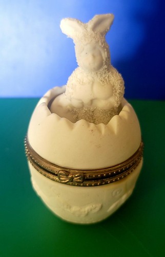 Snow Bunny Container, Collectible Figurines - Picture 1 of 4