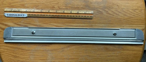 NOS ~ GM REAR 4-DOOR SILL TRIM PLATE ~ OLDS 98 ~ BUICK Electra ~CAD 1977-1992 - Foto 2 di 2