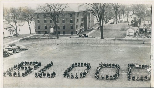 1953 Press Photo St Norbert College Students Spell Out Blood De Pere Wisconsin - Picture 1 of 2