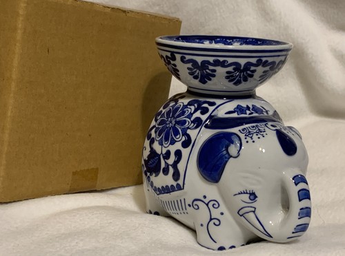 Ceramic Elephant Trunk Up Porcelain Cobalt Blue and White 5” Tall Holder - Imagen 9 de 9