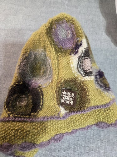 Gorro Tara 100 % lana hilado a mano con diseño floral para mujer OS Nepal - Imagen 5 de 6