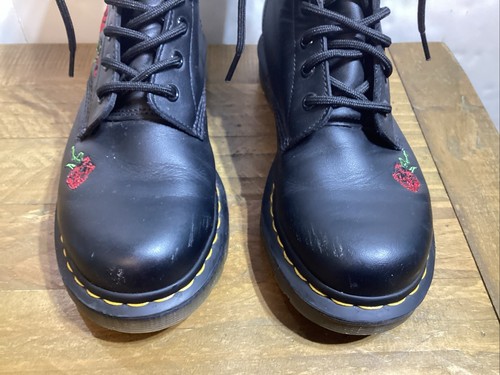 Botas Dr. Martens JY004 Negras 8 Agujeros con Bordado Rosa Talla Mujer’s 8, UK 6 - Imagen 2 de 11