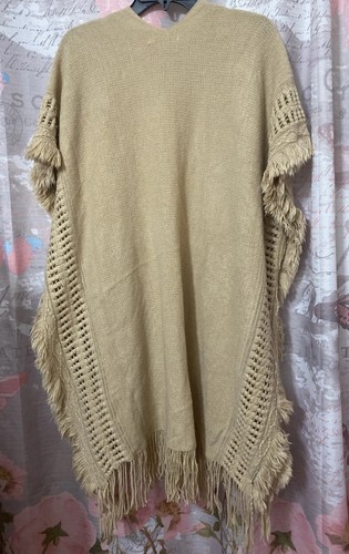 FRANCESCA’S One Size Beige Poncho Wrap With Fringe & Crochet 100% Acrylic - Picture 5 of 10