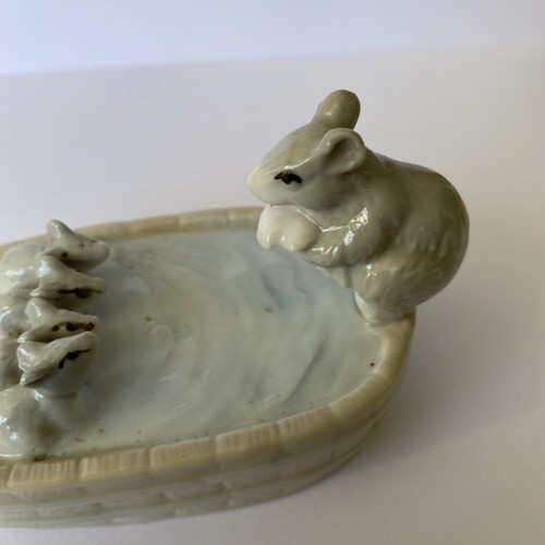 VINTAGE RETRO CUTE MOTHER MOUSE & BABIES IN BATH CERAMIC ORNAMENT - Picture 4 of 7