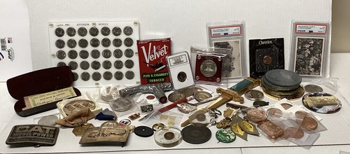 Sammlerstück Trödel Schubladen Sammlung Münzen Militär Gürtelschnallen Pinbacks Nachlass