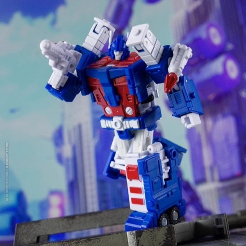Mr.Wu DW-E23T TACTICAL COMMANDER Ultra Magnus Mini Transformable Action Figure - Picture 5 of 6
