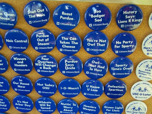 Pulsante CALCIO Penn St State 1985-2014 Mellon CITTADINI BANCA COLLEZIONE PINBACK - Foto 12 di 14