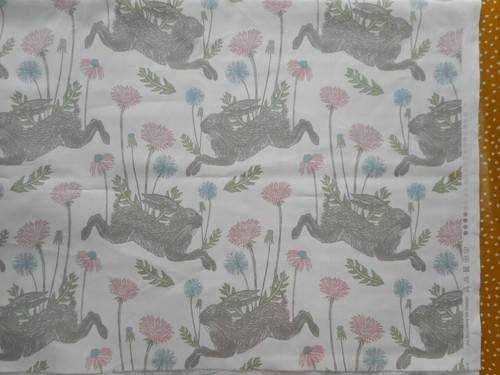 CLARKE & CLARKE "LIEBRE DE MARZO" 2 metros tela cortina VERANO rosa/gris/blanco roto - Imagen 2 de 4
