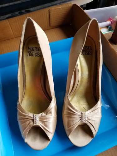 Shoes heels from Mootsie Tootsie Size 8.5 color Gold  - Picture 1 of 4
