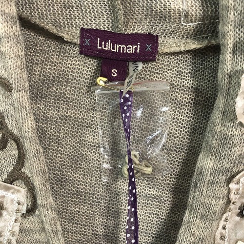 Lulumari Cardigan Maglia Boho Taupe Piccolo Grigio Floreale Impreziosito Ruffle Donna NUOVO - Foto 11 di 14