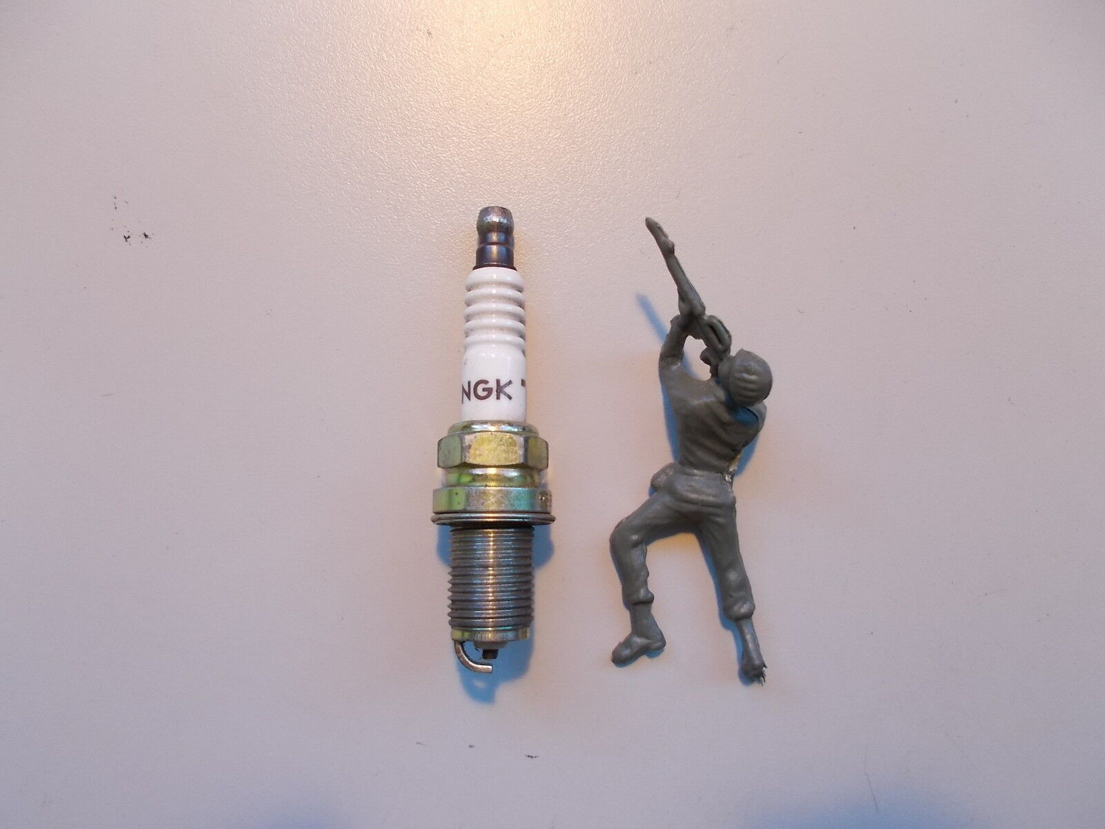 NEW NGK R5672A-10 V-Power Spark Plug  FREE SHIPPING