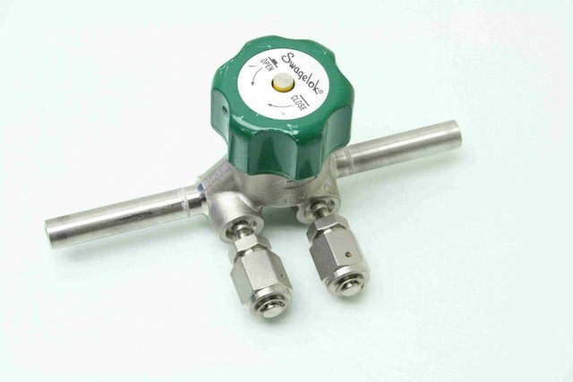 LIMA 3105 HO Wagon Couvert Avec Guerite Avec Eclairage Sans Boite EUR 16,50 - FR