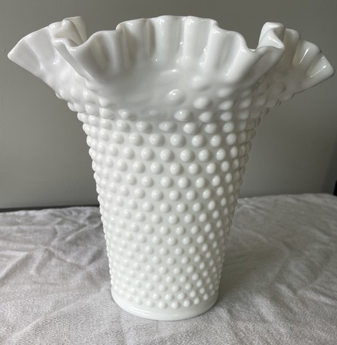 Vintage Fenton große Milchglas Hobnail Rüschen Vase ca. 8,25" hoch