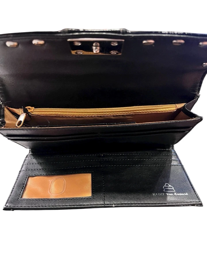 Cartera Kathy Van Zeeland negra con tachuelas de charol con dije de medallón de corazón Foto 4 de 4