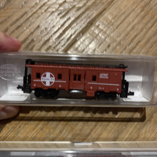 N Scale Model Power  Lot Of 3 Santa Fe Streamline Passenger Coach + Caboose 3126 - Picture 4 of 8