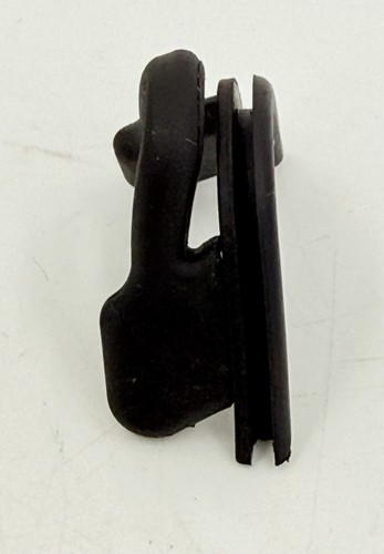 Oakley Razor Blade/Blade OEM Black on Black Nose Piece Pre-Owned (No Box) - 第 2/4 張圖片