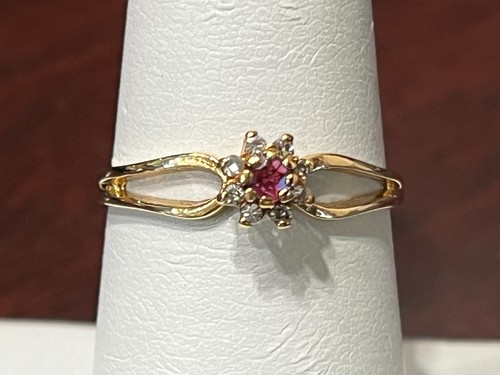 10K Yellow Gold Ruby & Diamond Danty Ring Size 6.75   1.1 Grams