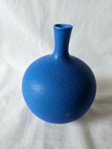 Gorgeous blue Delan Cookson vivid blue studio pottery vase - Picture 2 of 13