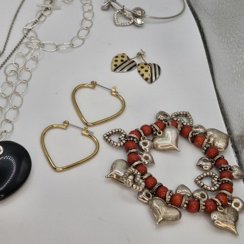 Herz Schmuck Konvolut 12 - Halsketten, Armbänder, Ohrringe, Brosche gold & silberfarben - Bild 9 von 24