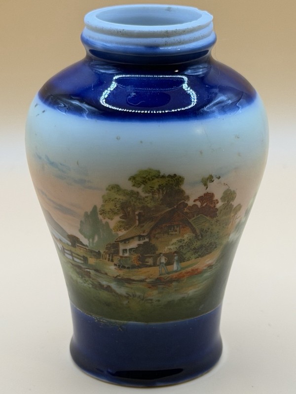 Pretty Muffineer With Farmhouse Scene. As-is