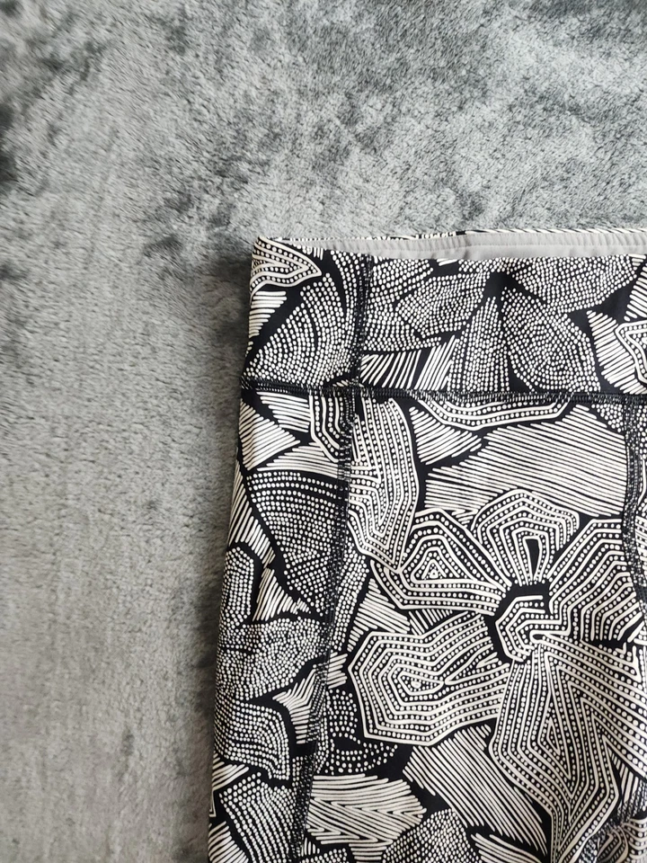 Lululemon Floral Low Waist Summer Crop Gym/Yoga Active Leggings Women's Size 12 - Image 4 of 4