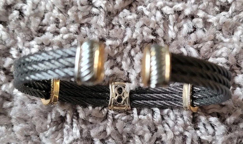♾️ Pulsera de puño de cable de 3 filas en tono plateado oscuro Dorado, piedras CZ, signo de infinito Foto 3 de 4