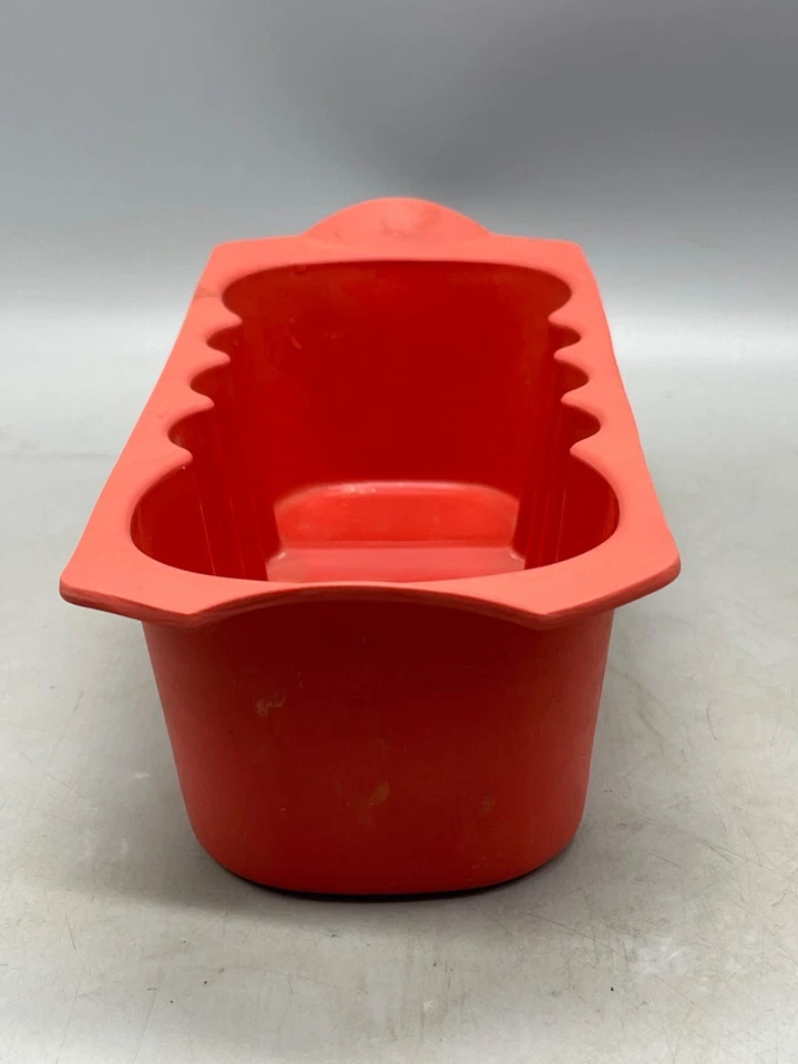Tupperware 4524B-1 pan para hornear con forma de silicona roja 11,5x3x 4,5" LEER Foto 3 de 4