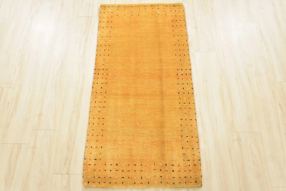 Alfombra Gabbeh 2’3” x 4’8” Alfombra contemporánea anudada a mano de lana dorada Foto 3 de 4