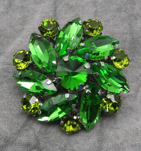 Vintage Rhinestone Brooch Pin Green Faceted Crystal Silver Swirl 1.5 inch 201c - Picture 6 of 9