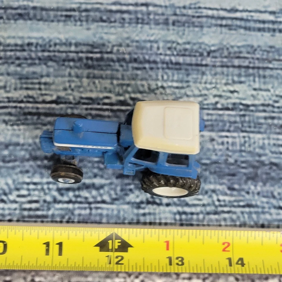 Ford TW-20 vintage Ertl escala 1/64 con tractor fundido a presión frontal azul/gris Foto 2 de 4