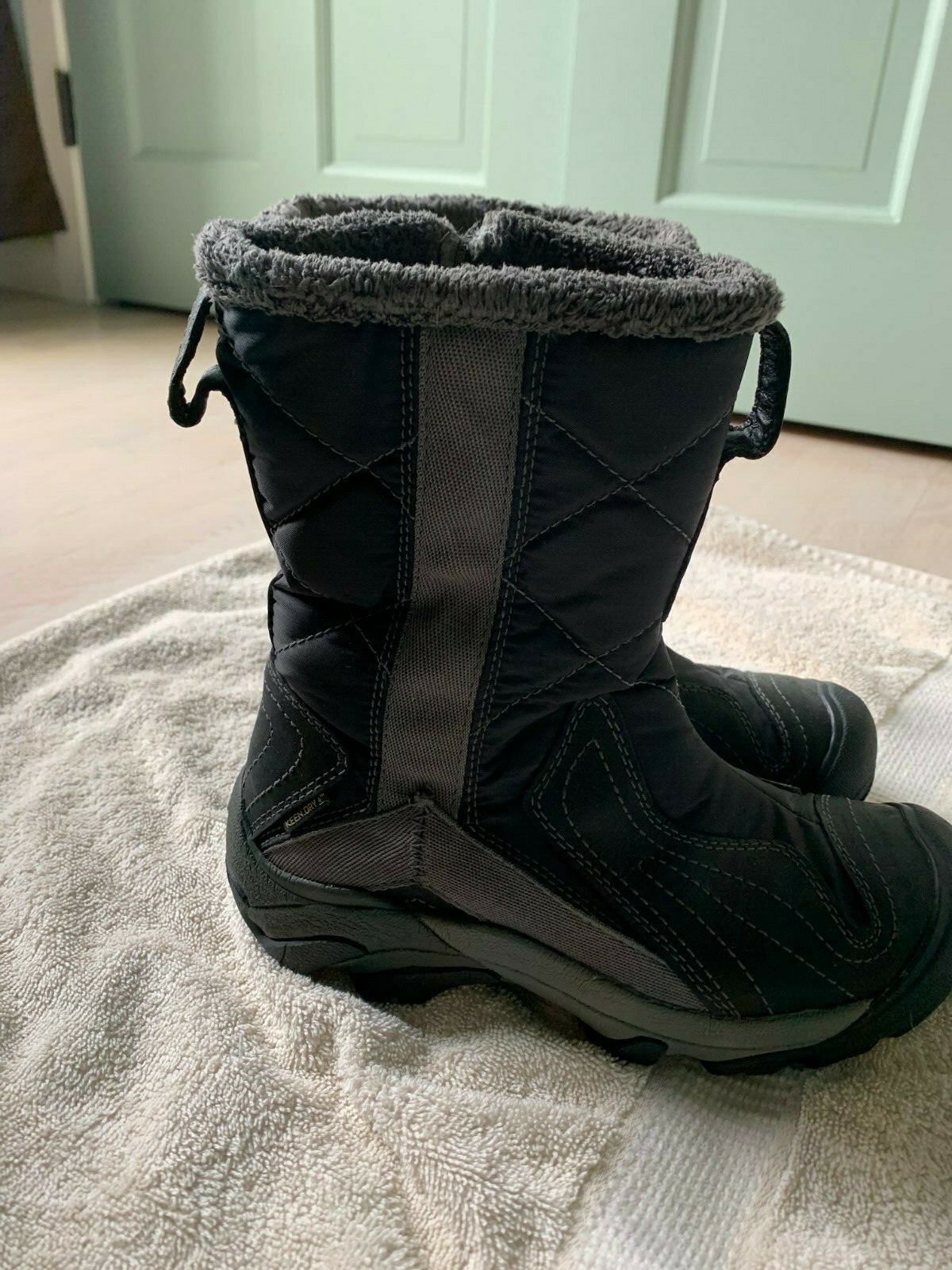 KEEN Women's waterproof snow ski boots Size 5m