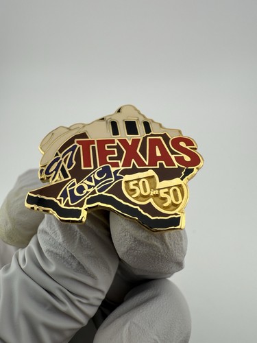 Vintage 1997 Texas QVC 50 in 50 Tour Texas State Map Cowboyhut The Alamo Emaille Pin - Bild 3 von 7