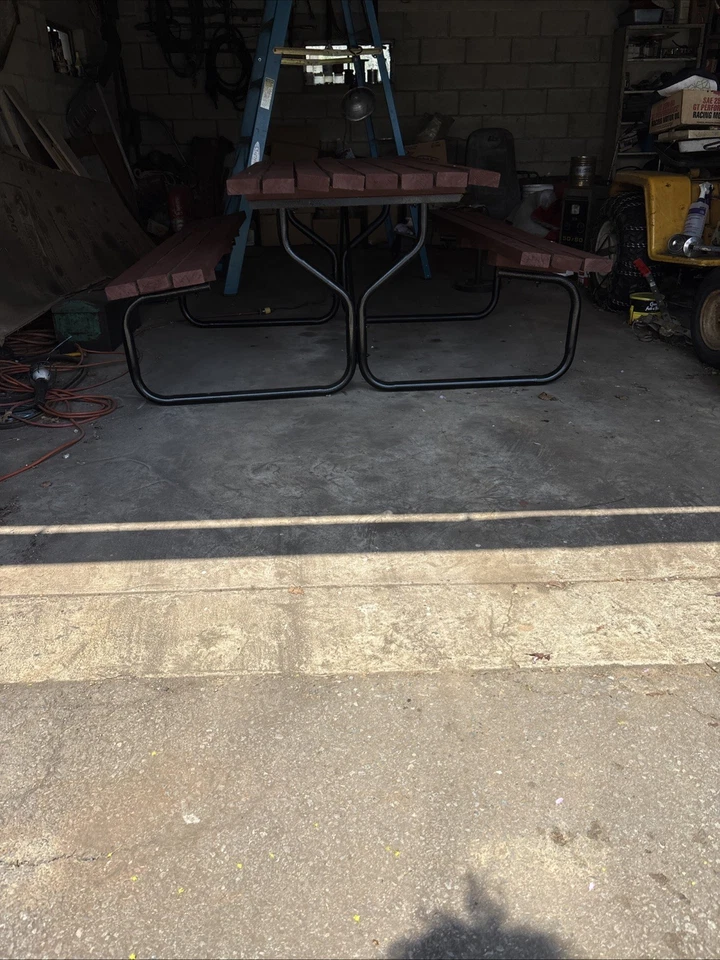 Mesa de picnic antigua vintage de madera y metal para recoger manchas frescas y pintura Foto 3 de 4