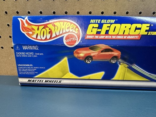 Hot Wheels Nite Glow G-Force Stunt Set shoot the loop with force of gravity - Picture 2 of 15