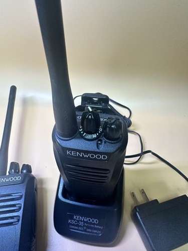 2x Kenwood NX-240V-K VHF portable radio 16 channel W/ Batteries - Zdjęcie 3 z 8