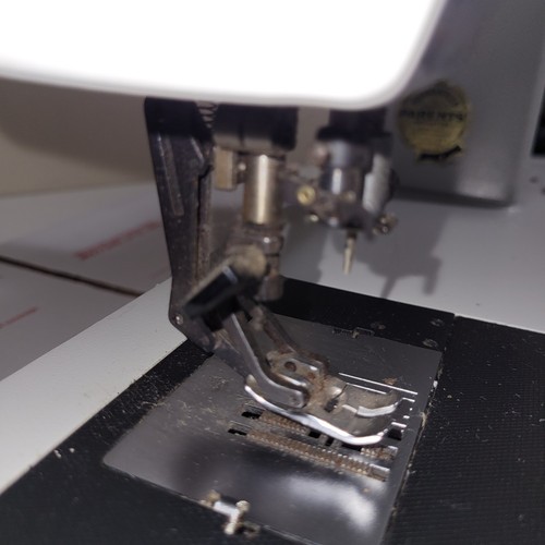 Pfaff 1221 Sewing Machine with pedal, in good used condition. Parts Or Repair - Picture 5 of 15