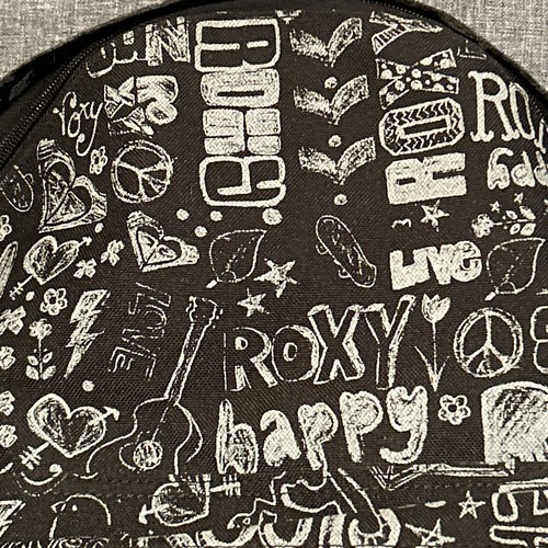 Mochila Roxy Girls Negra/Blanca Logo Gráfico Graffiti Tiza 16" Usada en Excelente Condición - Imagen 5 de 12