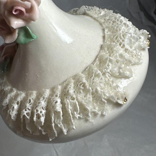 Vintage porcelain vase with applied delicate porcelain lace and roses - Picture 6 of 16