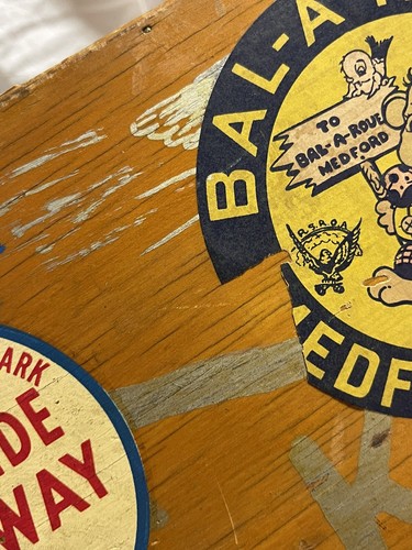 Antigua caja de patín de madera pintada de arte popular con pegatinas de época pin up - Imagen 13 de 21