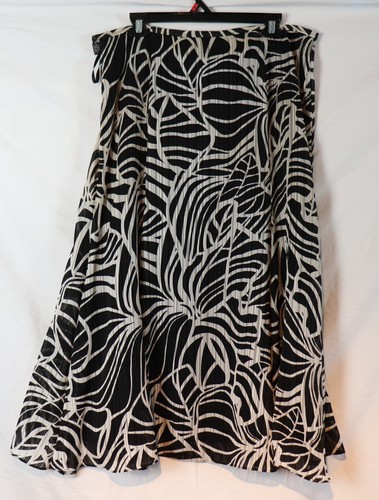 Jones Wear long Size 14 a line black/white skirt side zip/button (sw 595) - Picture 3 of 3