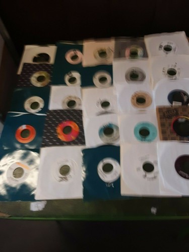 100 Rock 45s. 60s, 70s, 80s, 90s. - Picture 4 of 4