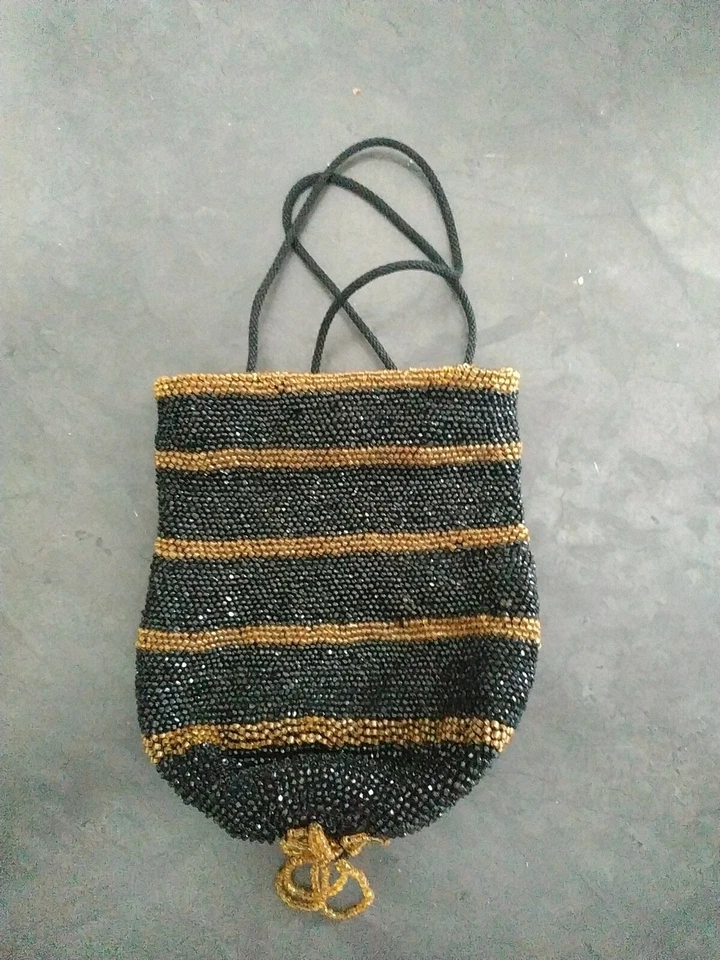 Antiguo bolso de noche forrado con cuentas a rayas negras y doradas de colección, retícula, 5"x6" Foto 2 de 4