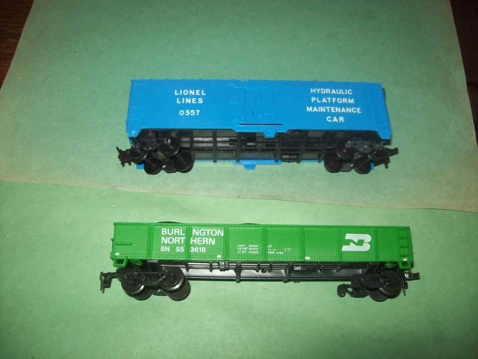 VINTAGE MODEL POWER-BURLINGTON-GONDOLA W COAL/ LIONEL HYDRAULIC MAINTENANCE CARS - Image 3 of 3