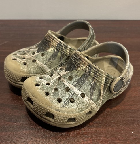 Crocs Jungen REALTREE CAMO Kinder 6C CLOGS SANDALE SCHUHE braun grün Kinder Größe 6