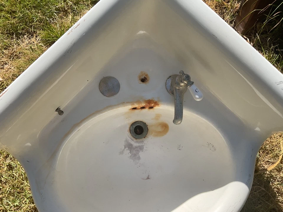 Antiguo grifo de salvamento de lavabo de esquina de baño de porcelana blanca de hierro fundido de colección de los años 30 Foto 2 de 4