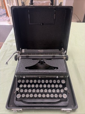 Vintage 1938 Royal Deluxe Portable Typewriter with the Case - Works