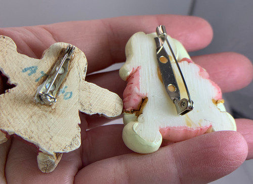 Lot of 2 Easter Bunnies Vintage Resin Brooch Pin M-2506 - Picture 3 of 3