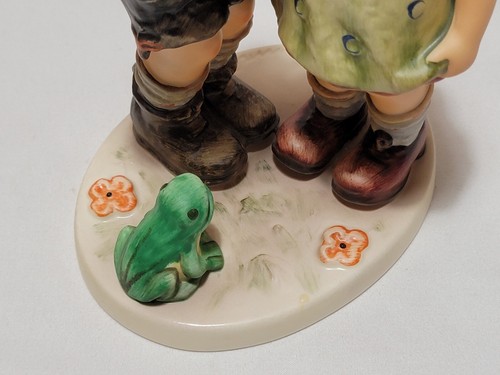 M I Hummel Timid Little Sister Figurine Vintage Goebel 394 boy girl frog Germany - Picture 10 of 15