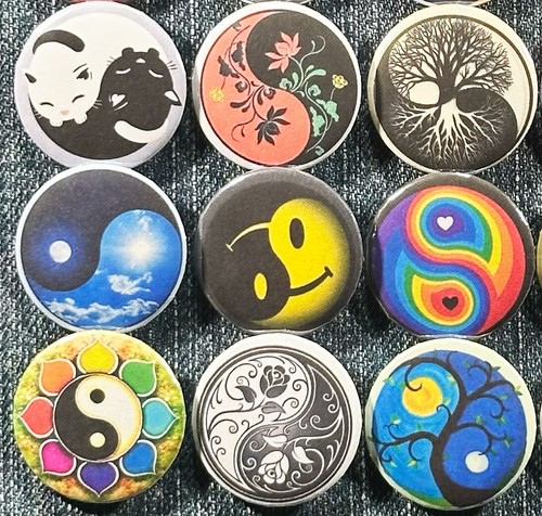 YING YANG 1,5" Spilla Bottoni Cinese Amore Spirituale Armonia Zen Pace, 30 Spille - Foto 6 di 9